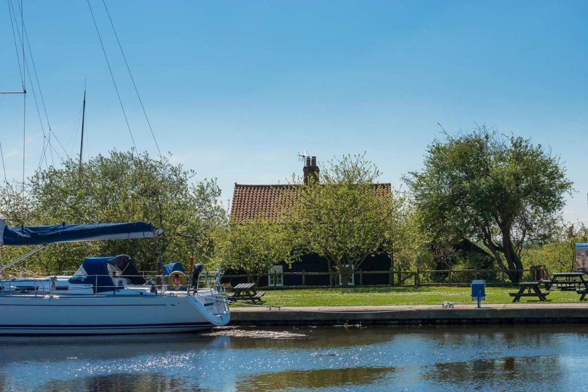 Navigation Cottage On The Historic Sea Lock Overlooking The Nature Reserve Maldon Buitenkant foto