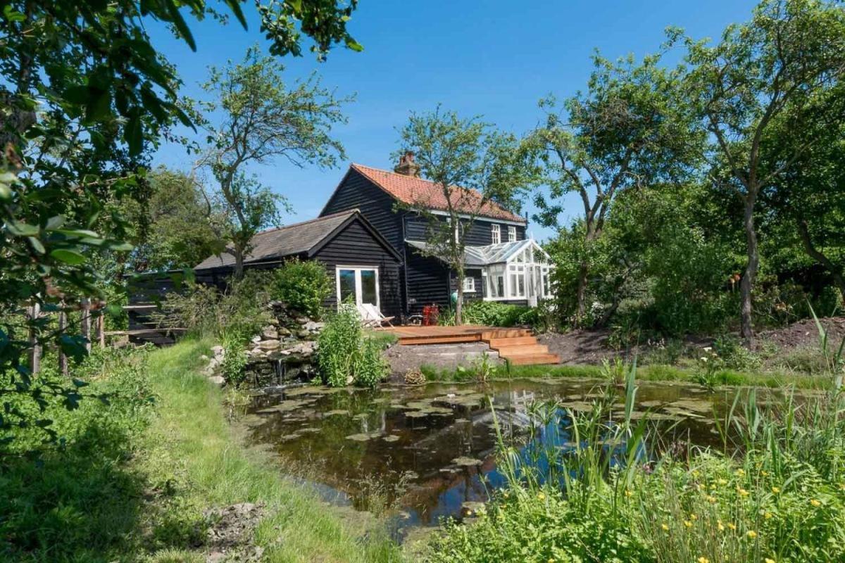 Navigation Cottage On The Historic Sea Lock Overlooking The Nature Reserve Maldon Buitenkant foto