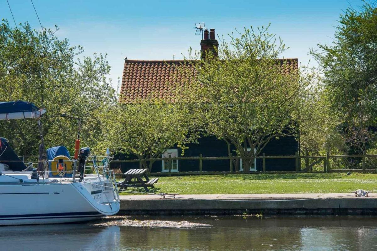 Navigation Cottage On The Historic Sea Lock Overlooking The Nature Reserve Maldon Buitenkant foto