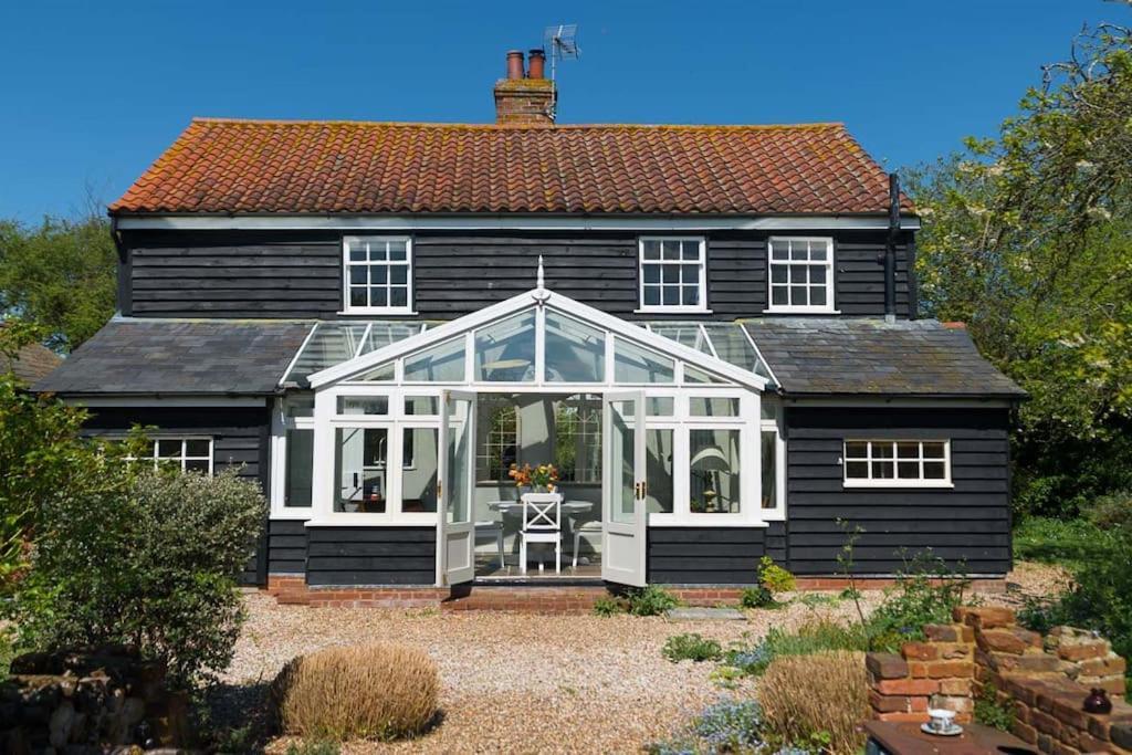 Navigation Cottage On The Historic Sea Lock Overlooking The Nature Reserve Maldon Buitenkant foto