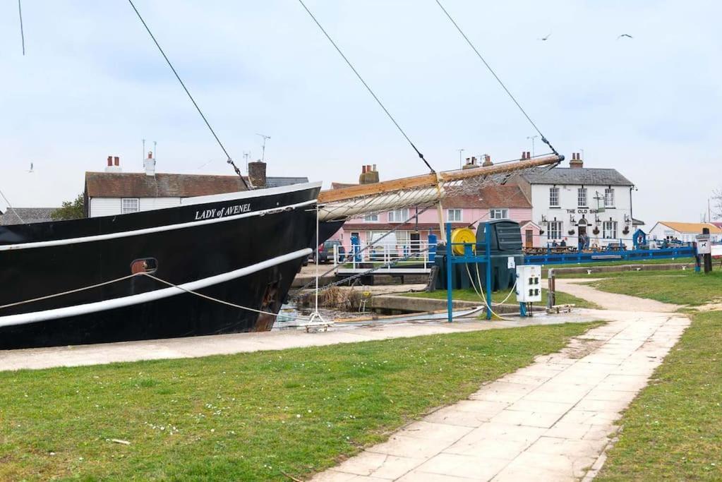 Navigation Cottage On The Historic Sea Lock Overlooking The Nature Reserve Maldon Buitenkant foto