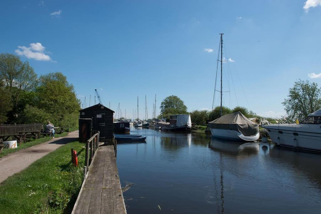 Navigation Cottage On The Historic Sea Lock Overlooking The Nature Reserve Maldon Buitenkant foto
