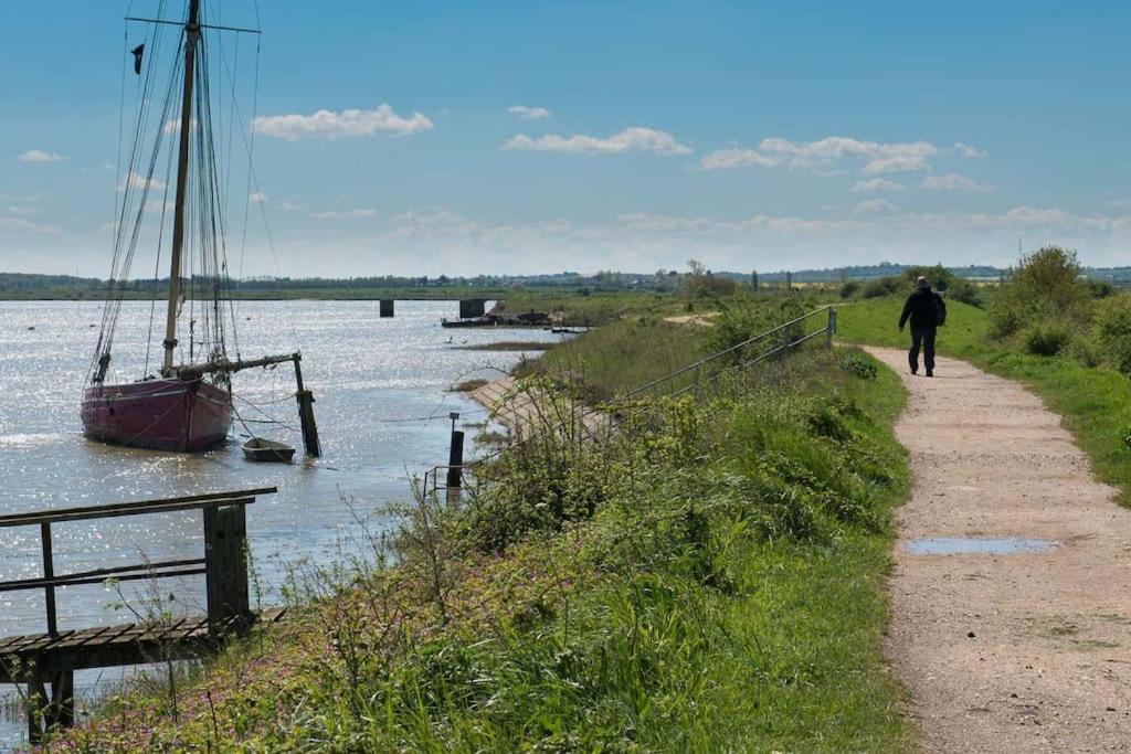 Navigation Cottage On The Historic Sea Lock Overlooking The Nature Reserve Maldon Buitenkant foto